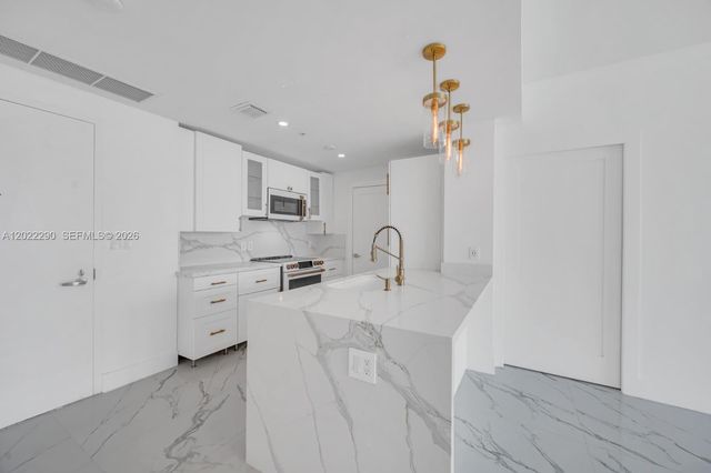 1900 N Bayshore Dr 3716, Miami, FL 33132