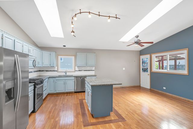 439 E Morse Avenue, Bartlett, IL 60103