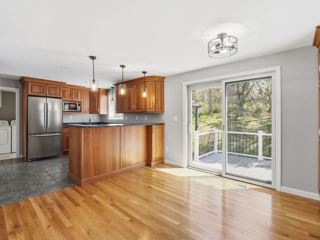15 Jasmine Ct, Dracut, MA 01826