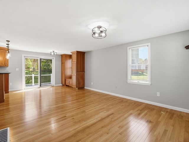 15 Jasmine Ct, Dracut, MA 01826