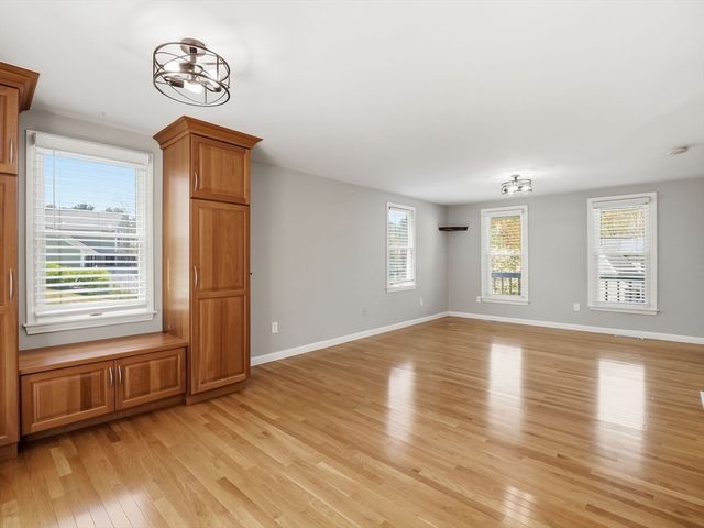 15 Jasmine Ct, Dracut, MA 01826