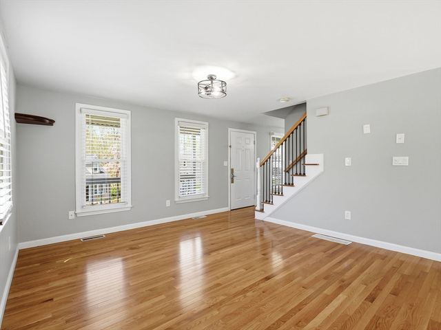 15 Jasmine Ct, Dracut, MA 01826