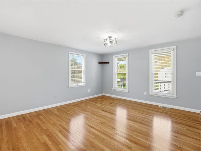 15 Jasmine Ct, Dracut, MA 01826