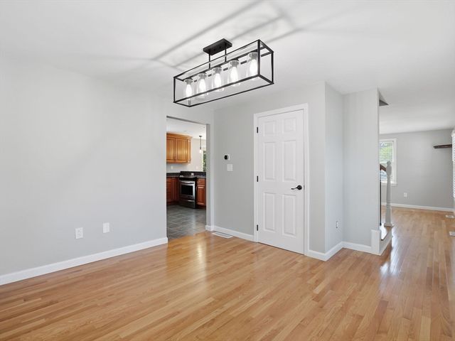 15 Jasmine Ct, Dracut, MA 01826