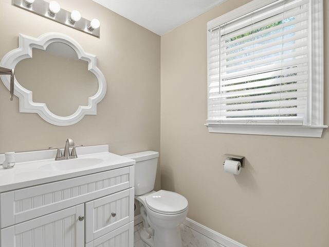 15 Jasmine Ct, Dracut, MA 01826