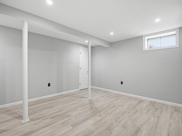 15 Jasmine Ct, Dracut, MA 01826