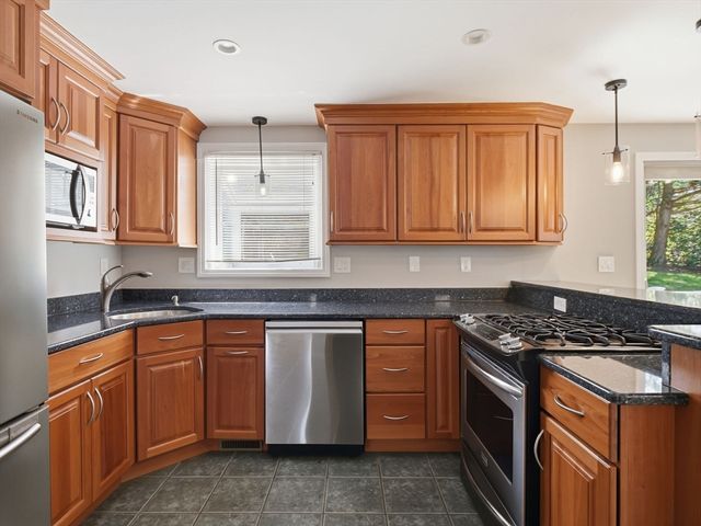 15 Jasmine Ct, Dracut, MA 01826