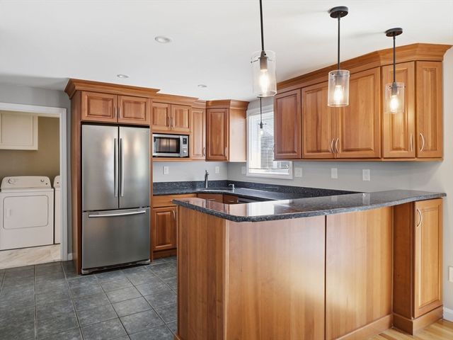 15 Jasmine Ct, Dracut, MA 01826