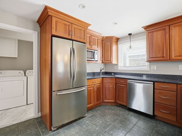 15 Jasmine Ct, Dracut, MA 01826