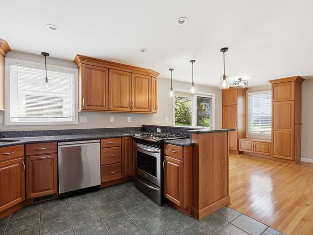 15 Jasmine Ct, Dracut, MA 01826