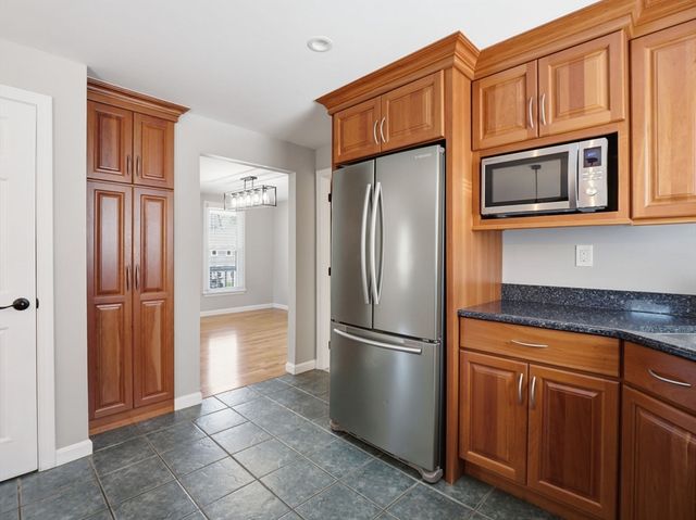 15 Jasmine Ct, Dracut, MA 01826