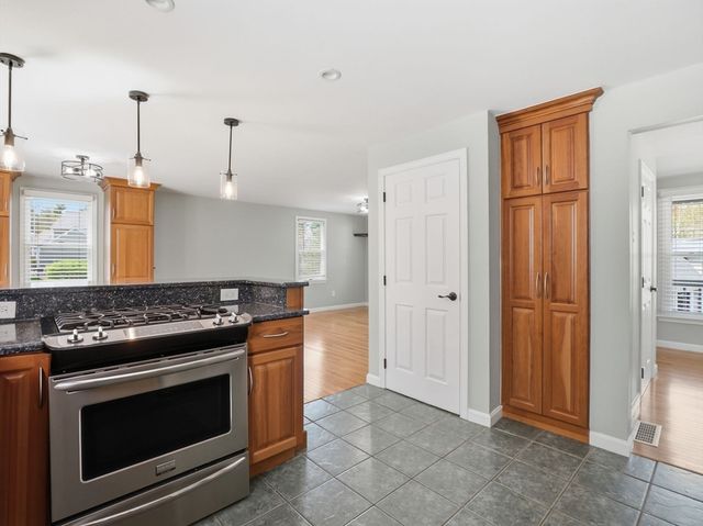 15 Jasmine Ct, Dracut, MA 01826