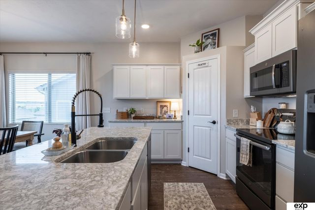 18803 Greenleaf Street, Omaha, NE 68136