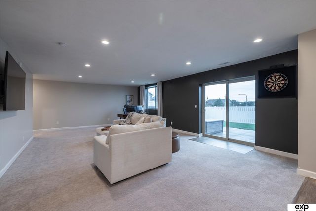 18803 Greenleaf Street, Omaha, NE 68136