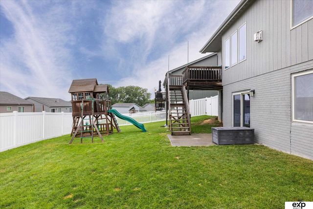 18803 Greenleaf Street, Omaha, NE 68136
