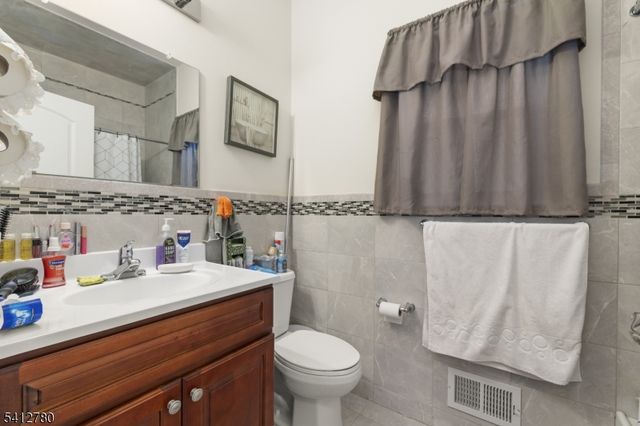 56 Delaware St, Elizabeth City, NJ 07206