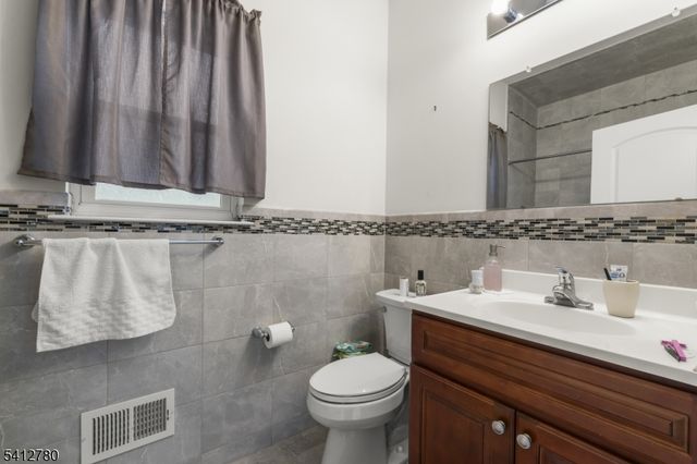 56 Delaware St, Elizabeth City, NJ 07206