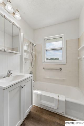 5313 Grand Avenue, Omaha, NE 68104