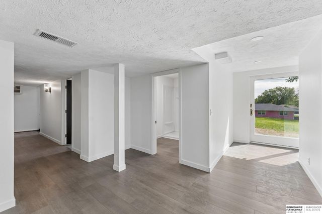 5313 Grand Avenue, Omaha, NE 68104