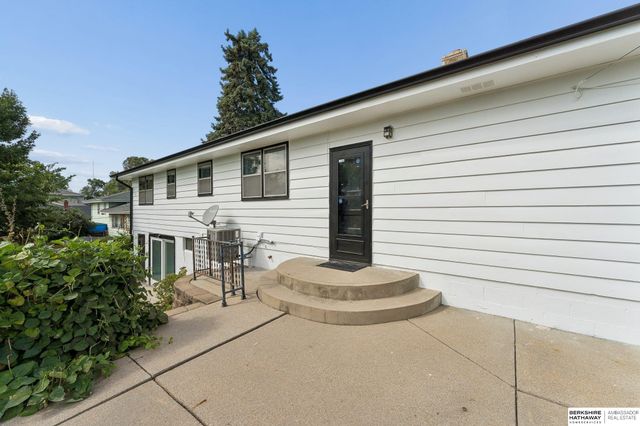 5313 Grand Avenue, Omaha, NE 68104