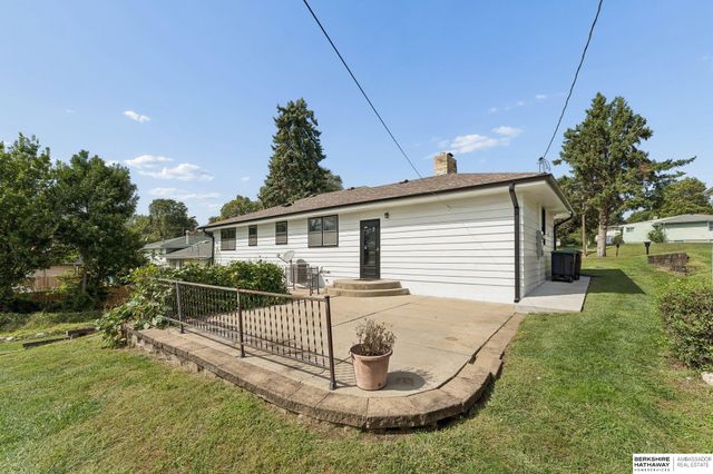 5313 Grand Avenue, Omaha, NE 68104