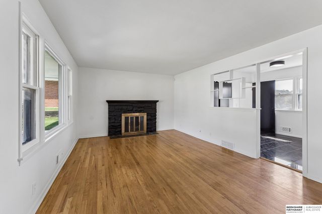 5313 Grand Avenue, Omaha, NE 68104
