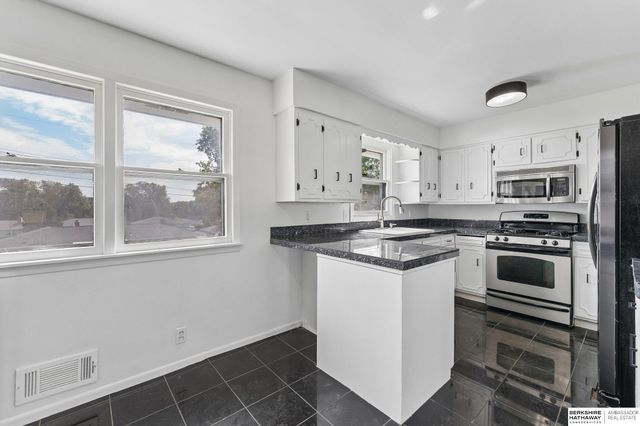 5313 Grand Avenue, Omaha, NE 68104