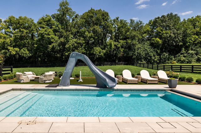 1936 Silver Fox Rd, Thompsons Station, TN 37179