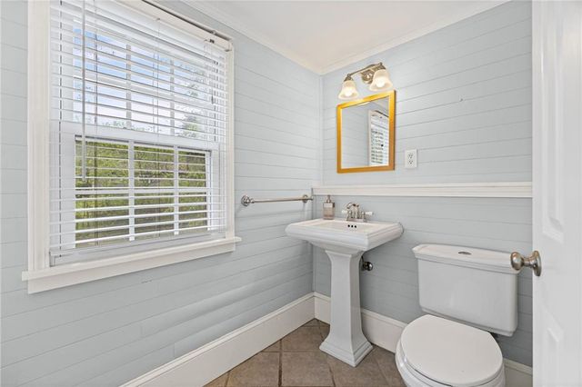7633 Tomahawk Road, Prairie Village, KS 66208