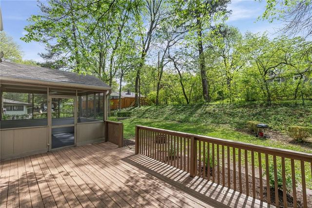 7633 Tomahawk Road, Prairie Village, KS 66208