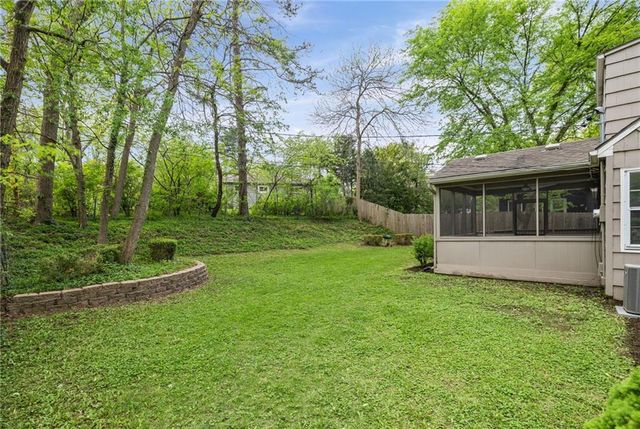 7633 Tomahawk Road, Prairie Village, KS 66208