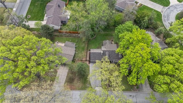 7633 Tomahawk Road, Prairie Village, KS 66208