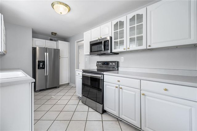 7633 Tomahawk Road, Prairie Village, KS 66208