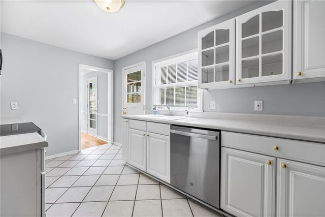 7633 Tomahawk Road, Prairie Village, KS 66208
