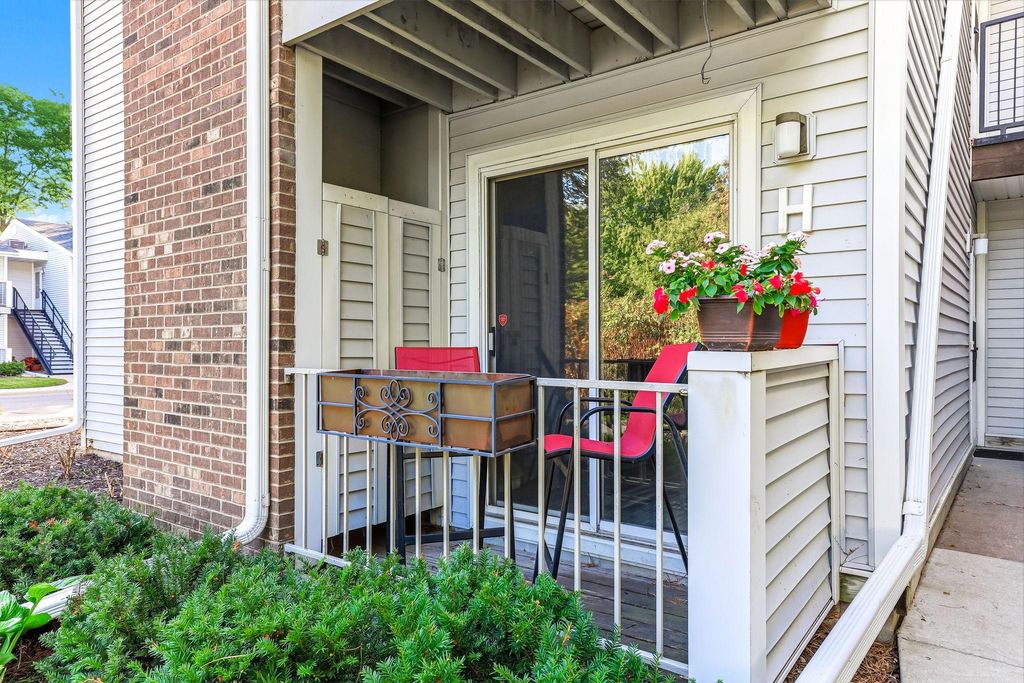 2310 Benson Avenue H, Saint Paul, MN 55116 — photo 2
