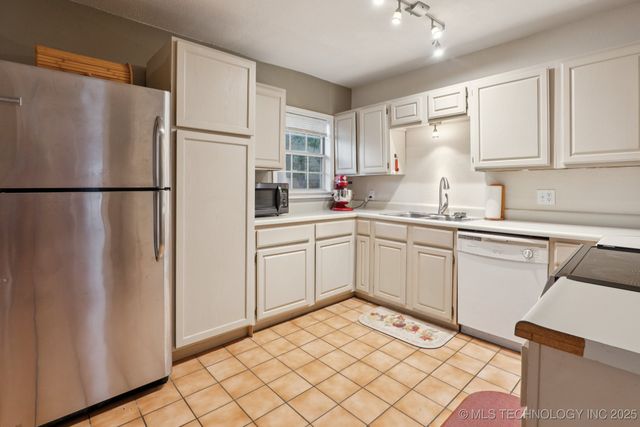 2204 S Oswego Place, Tulsa, OK 74114