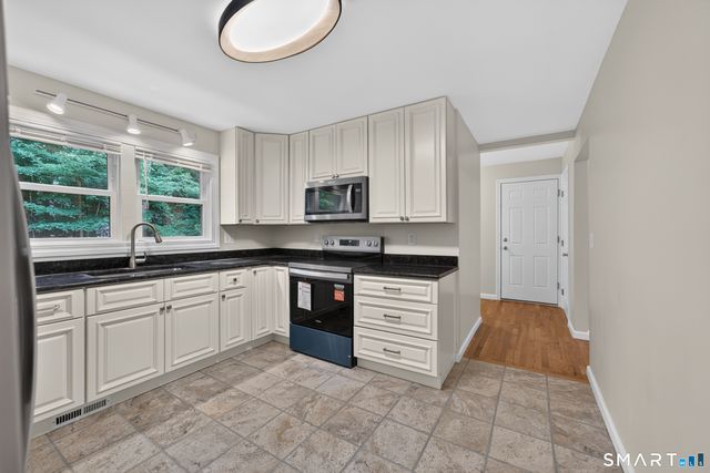 11 Glover Avenue, Old Lyme, CT 06371