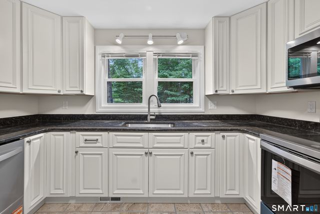 11 Glover Avenue, Old Lyme, CT 06371