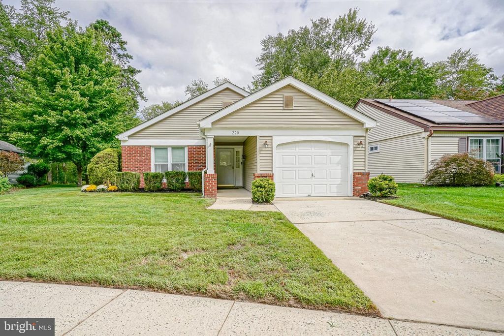 220 N PLYMOUTH CT, Southampton, NJ 08088 — exterior