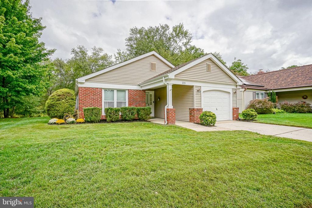 220 N PLYMOUTH CT, Southampton, NJ 08088 — photo 2