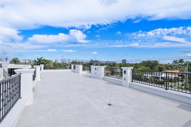 919 92nd St, Surfside, FL 33154