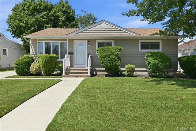 672 Anderson Avenue, Franklin Square, NY 11010