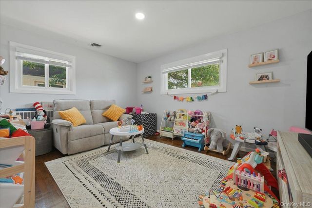 672 Anderson Avenue, Franklin Square, NY 11010