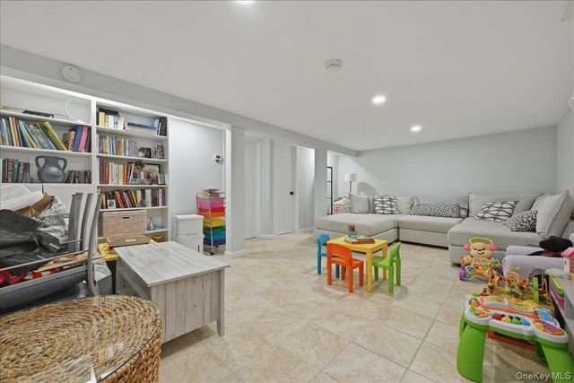 672 Anderson Avenue, Franklin Square, NY 11010