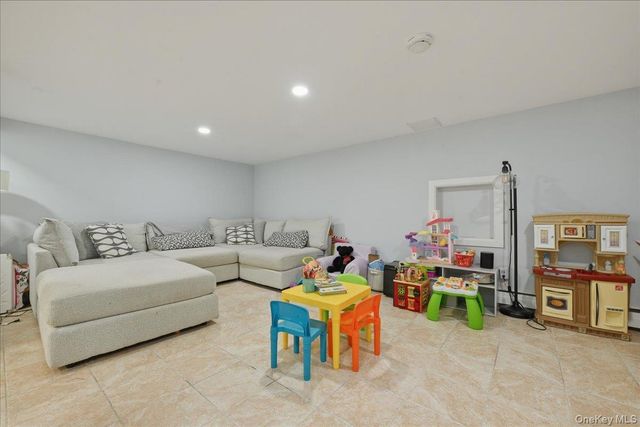 672 Anderson Avenue, Franklin Square, NY 11010