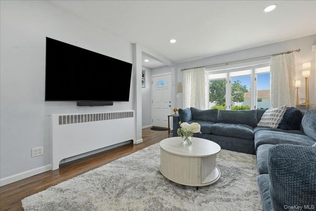 672 Anderson Avenue, Franklin Square, NY 11010