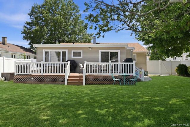 672 Anderson Avenue, Franklin Square, NY 11010