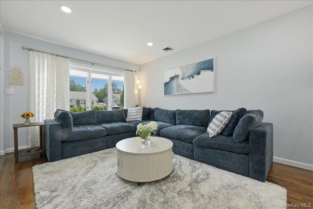 672 Anderson Avenue, Franklin Square, NY 11010