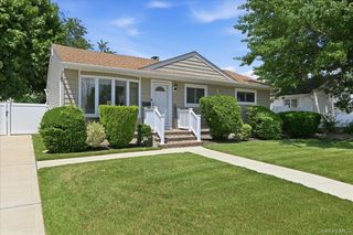672 Anderson Avenue, Franklin Square, NY 11010