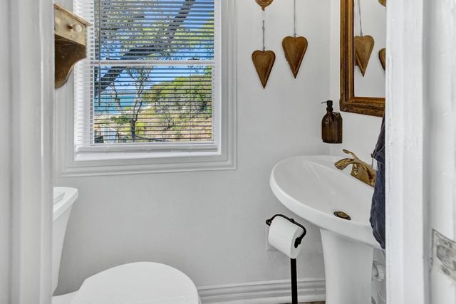 901 Glenn DR, Canyon Lake, TX 78133